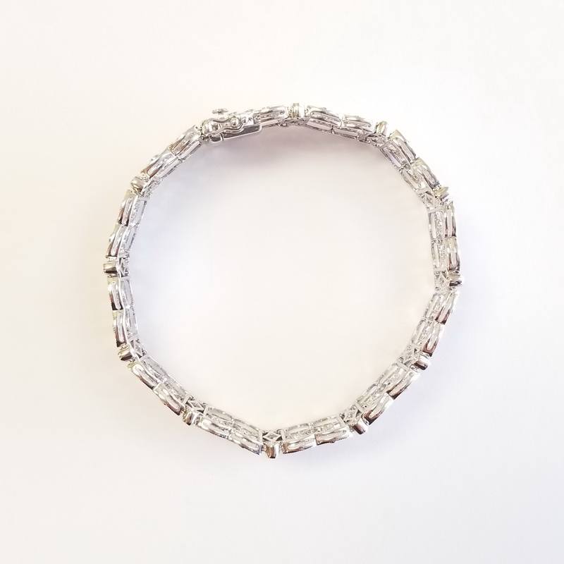 14K White Gold Diamond Bracelet with Leaf Pattern