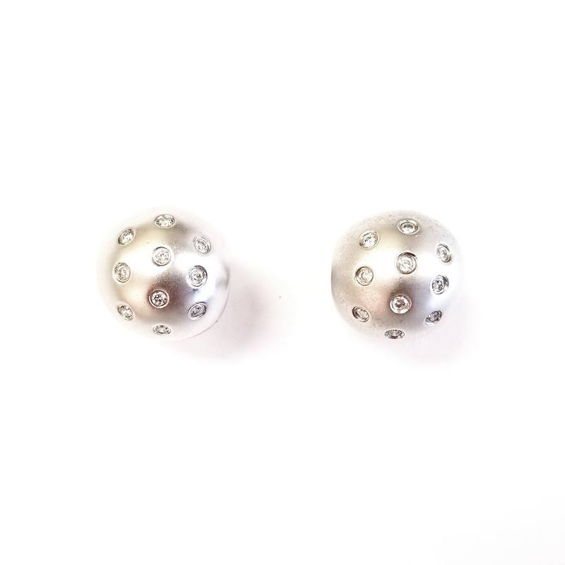 14K White Gold Huggie Earrings With Decorative Pattern