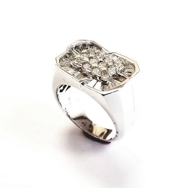 18K White Gold Cracked Stone Diamond Ring