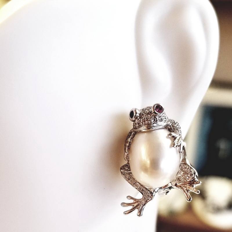 18K White Gold Frog Pearl Earrings With Gemstones