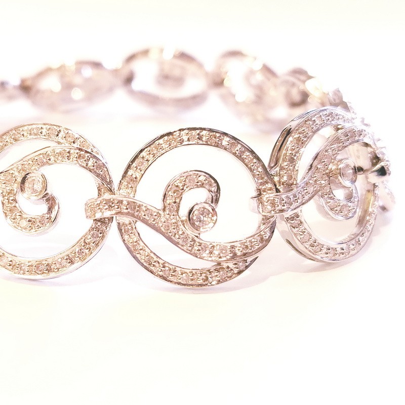 18K White Gold Link Diamond Bracelet with Curled Pattern