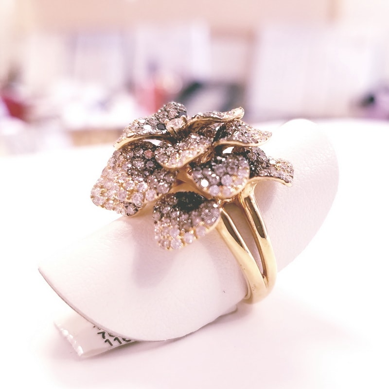 18K Yellow Gold Diamond Pave Flower Band Ring