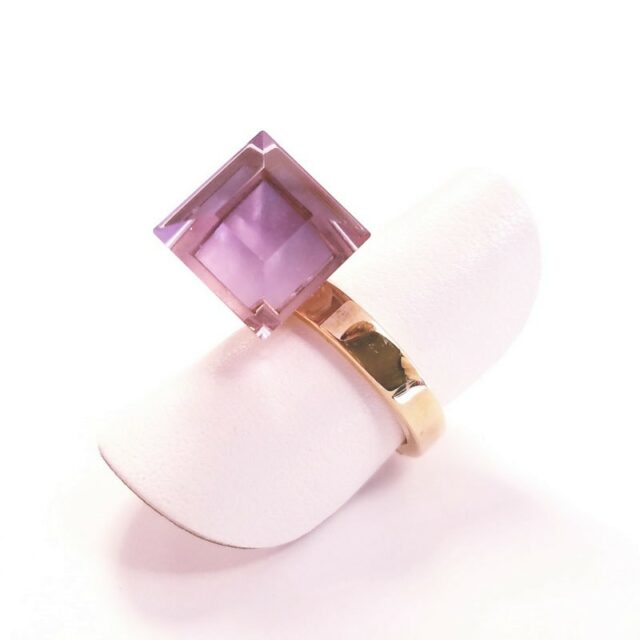 Gucci Chiodo Collection 18K Yellow Gold Amethyst Ring